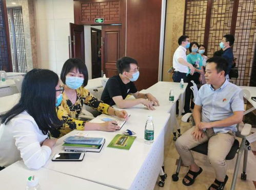 青羊区教育局机关党支部开展教育政策进总部经济区活动